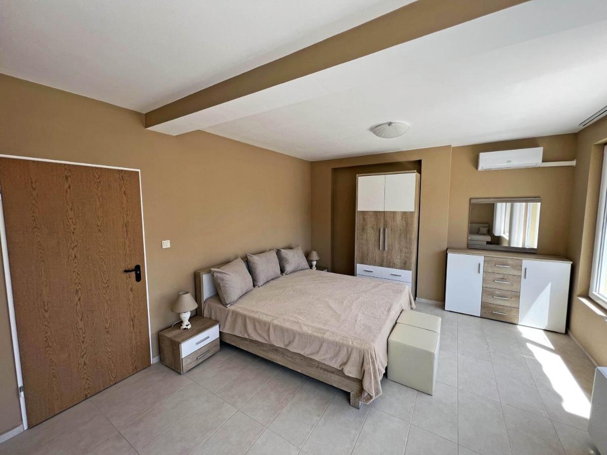 Valemar Apartments Pomorie Bagian luar foto